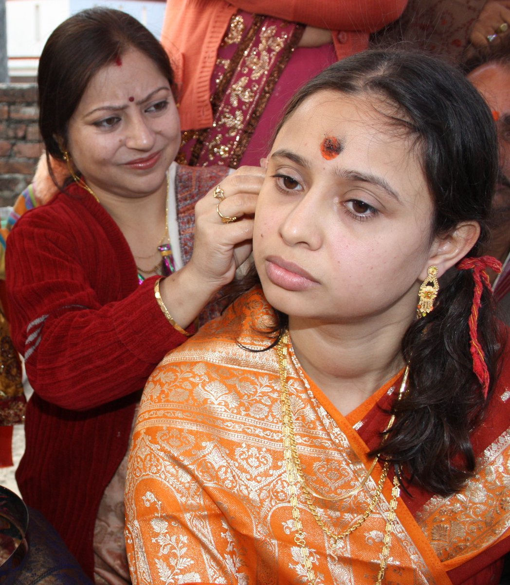 MonaADhar's tweet image. #kashmiritrivia
Interesting &amp;amp; Informative video.

Devgon is pre-wedding hawan\puja done for both bride &amp;amp; groom.

Deities worshiped in Devgon are
1) Sapta Matrika
2) Nav Grah
3) Dash Digpal
4) Kalash devta
5) Kshetrapaal\devta

The bride is gifted with gold jewelry &amp;amp; some