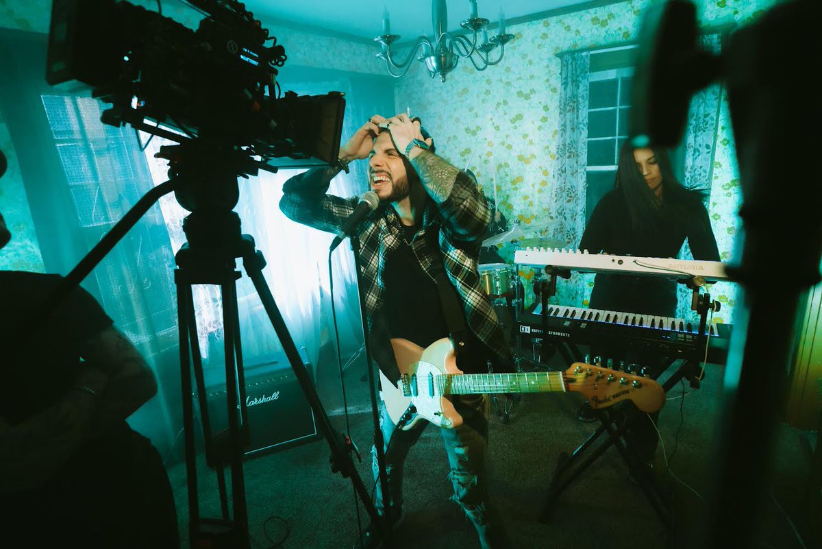 ‘WRONG WITH ME’ OUT NOW!
traceless.ffm.to/wrongwithme