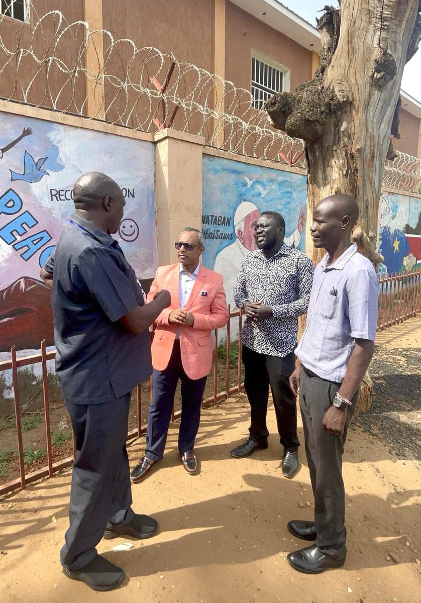 CanSouthSudan's tweet photo. One year after the Ecumenical Peace Pilgrimage to South Sudan, the Embassy paid a visit to 🇨🇦-funded murals in central Juba, painted by youth peacebuilders:

Inspiring initiative by the Community of Sant’Egidio in partnership with South Sudan Council of Churches and AnaTaban 🕊️🇸🇸 https://t.co/6OMSzNx8RR