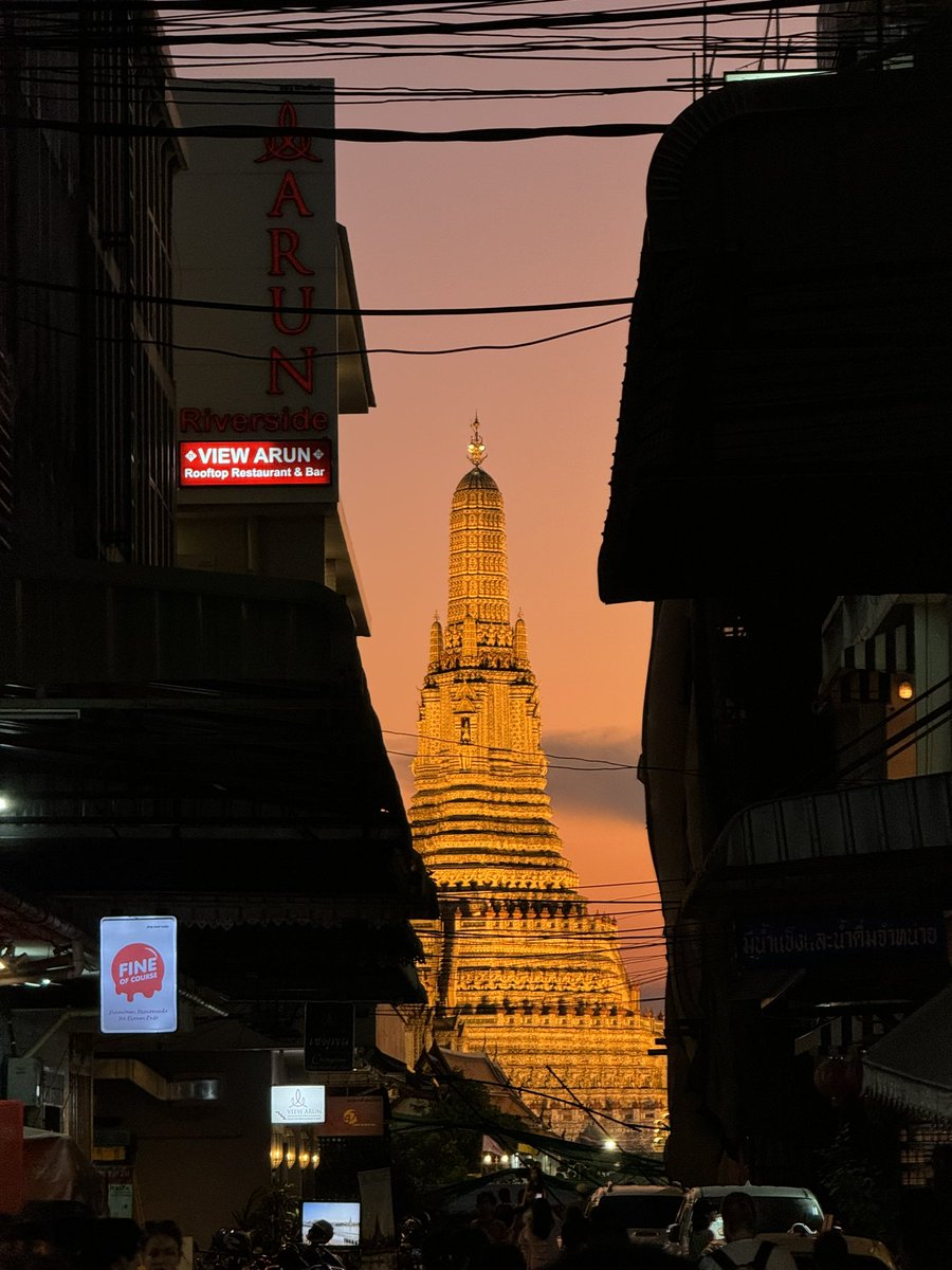 เราแนะนำสถานที่เดทช่วงเย็นในกทม. 
ซื้อดอกไม้ที่ปากคลองตลาด > ถ่ายรูปแสงเย็นที่สะพานพุทธ > เดินย้อนกลับมาแถวท่าเตียน > นั่งกินขนม หรือกินข้าว > ถ่ายรูปกับวันอรุณ 🌷🤏🏻 mood ดีมาก เราไปเดทกับตัวเองบ่อย 55555