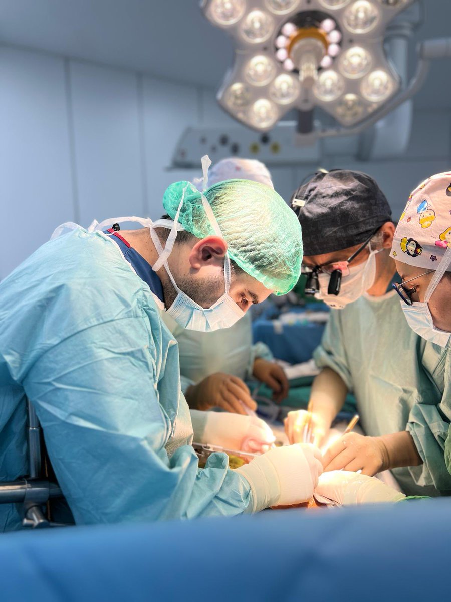 Gaziantep Üniversitesi Kahraman Eruslu Böbrek Nakli Hastanesi'nde gerçekleştirdiğimiz çapraz nakil operasyonlarıyla, hastalarımıza sağlık ve umut kapılarını aralayarak, hayatlarına dokunmaya devam ediyoruz. 

Tüm ekibimizin ellerine sağlık 👏👏👏
<a href="/bobreknakil/">KAHRAMAN ERUSLU BÖBREK NAKLİ HASTANESİ</a>