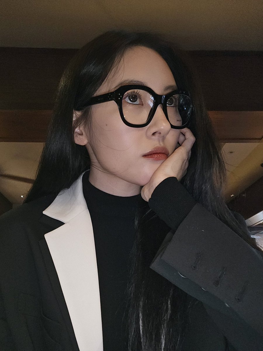 SUNMIFILES's tweet photo. #SUNMI with glasses hits different❤️‍🔥 https://t.co/psnb8HrYpP