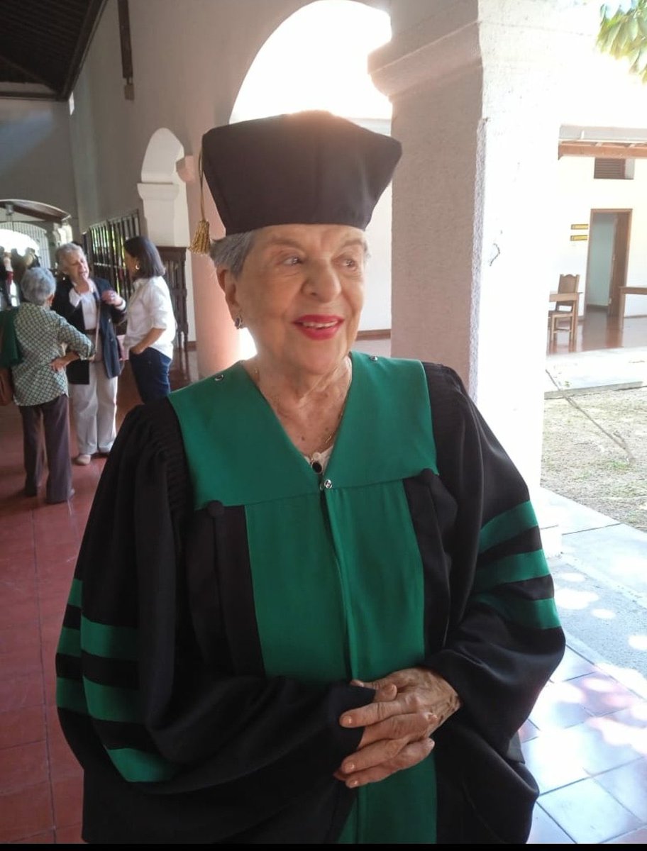 Hoy, una venezolana de excepción, Virginia Betancourt Valverde, apasionada por la promoción del estudio y la lectura, recibió el Doctorado Honoris Causa de la <a href="/somosupel/">UPEL</a>.

Nunca un reconocimiento fue tan merecido.

Gracias, Virginia, por tu incasable labor aún en la <a href="/FundaRB/">F. Rómulo Betancourt</a>