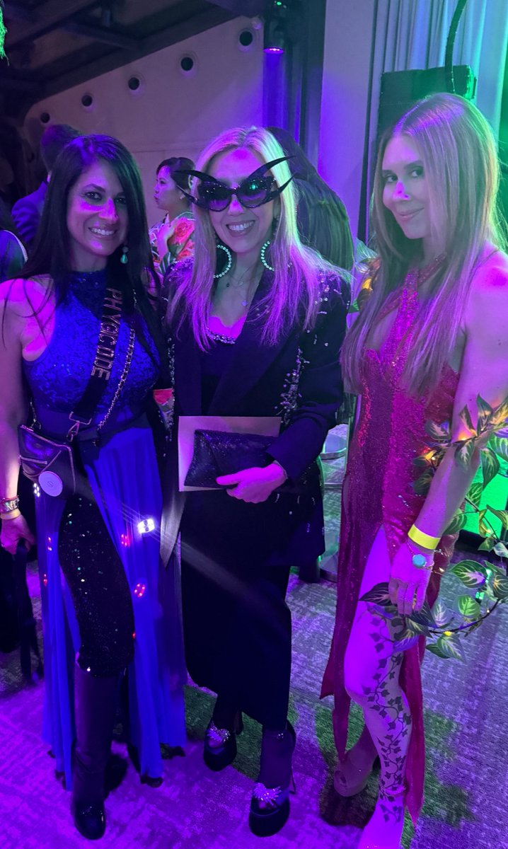 We are proud to have sponsored the <a href="/worldofwomennft/">world of women</a> Gala last weekend in Paris 🇫🇷 🪩Our founder <a href="/AbramsGlobal/">Andrea Abrams</a> had the honor of joining  <a href="/adelinahaha/">Adélina</a> on stage to present the Imaginative Art Award to <a href="/rhi_eth/">Rhi</a> 🏆 Congratulations to all the winners and 🙏 WoW community for having us!