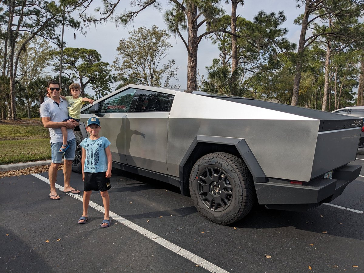 Première rencontre avec un #Tesla #Cybertruck
<a href="/teslaeurope/">Tesla Europe & Middle East</a>