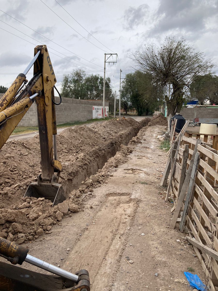 A través de la Junta Estatal de Caminos, realizamos trabajos de excavación en el Camino Viejo a Cerro de San Pedro-Torres de San Pedro, en el municipio de Soledad de Graciano Sánchez, lo que permitirá alojar el sistema de drenaje en apoyo a más de 300 personas de 27 localidades.