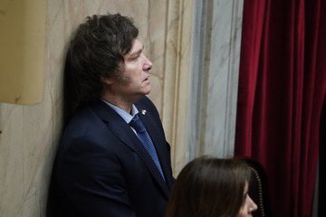 Está cortando con el curro de la pauta oficial, de los fideicomisos, del ANSES, de los planes, de la obra pública, de los ñoquis, y sigue.

Podes ser radical, peronista, del Pro, de izquierda, de derecha, de arriba o de abajo.

Pero si sos dirigente político y no reconoces que