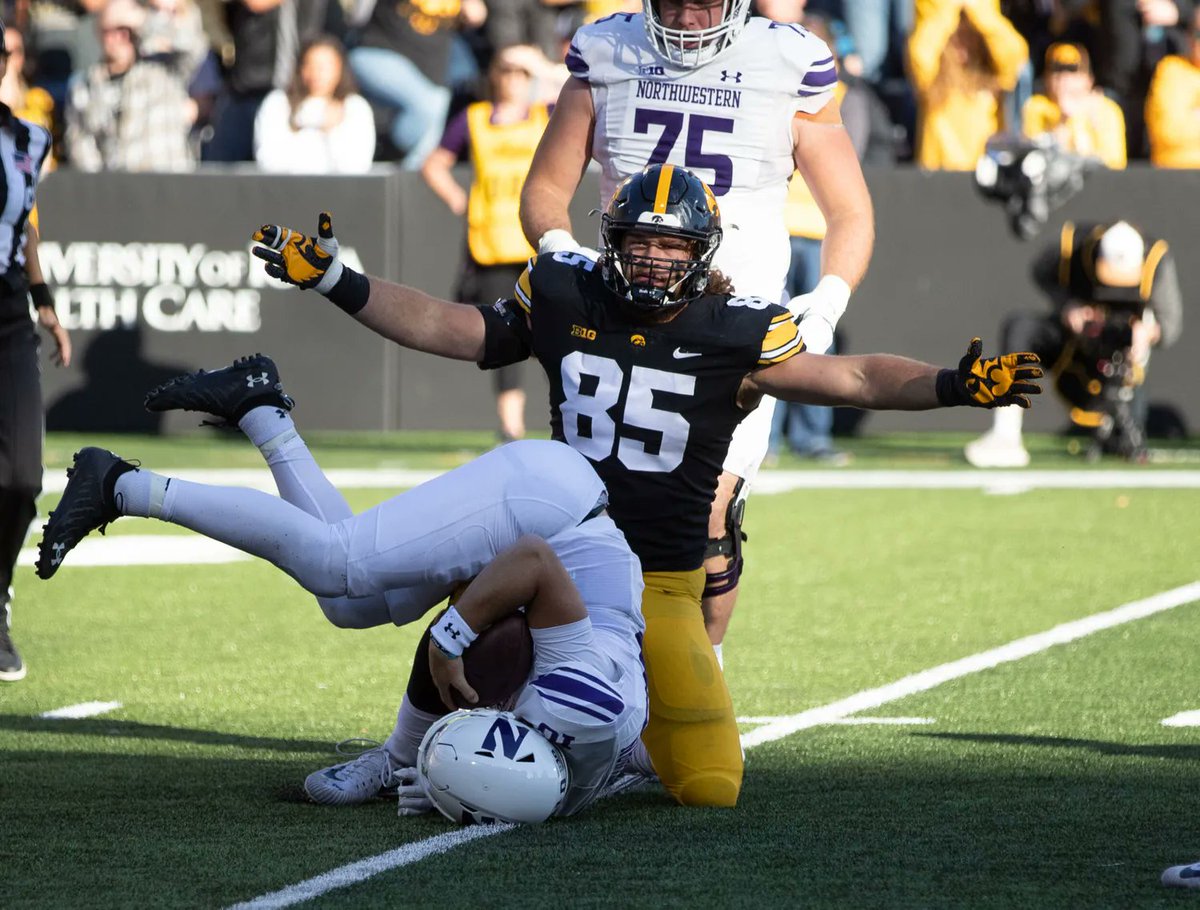 JoshNorris's tweet photo. Iowa's Logan Lee

6'5 (3/8)" 281 lbs

7th best 20-yard shuttle (4.37) for DTs since 2010

6th best 3-cone (7.16) for DTs since 2010

wow https://t.co/SIrDDfYXFh
