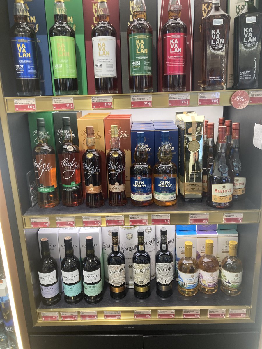 hitsuki214's tweet photo. 仁川空港の免税店🥃 https://t.co/o1jVXFVud7