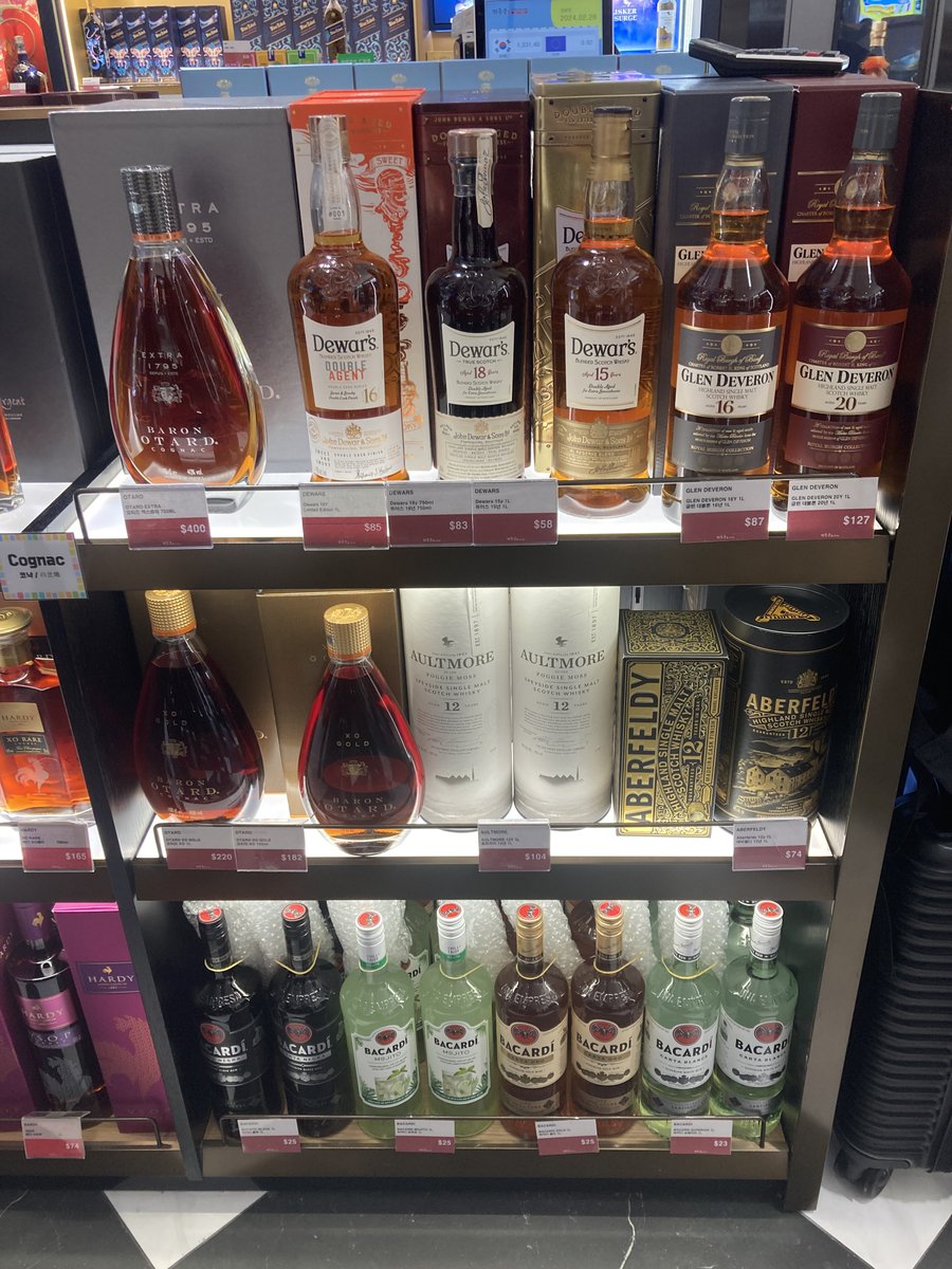 hitsuki214's tweet photo. 仁川空港の免税店🥃 https://t.co/o1jVXFVud7