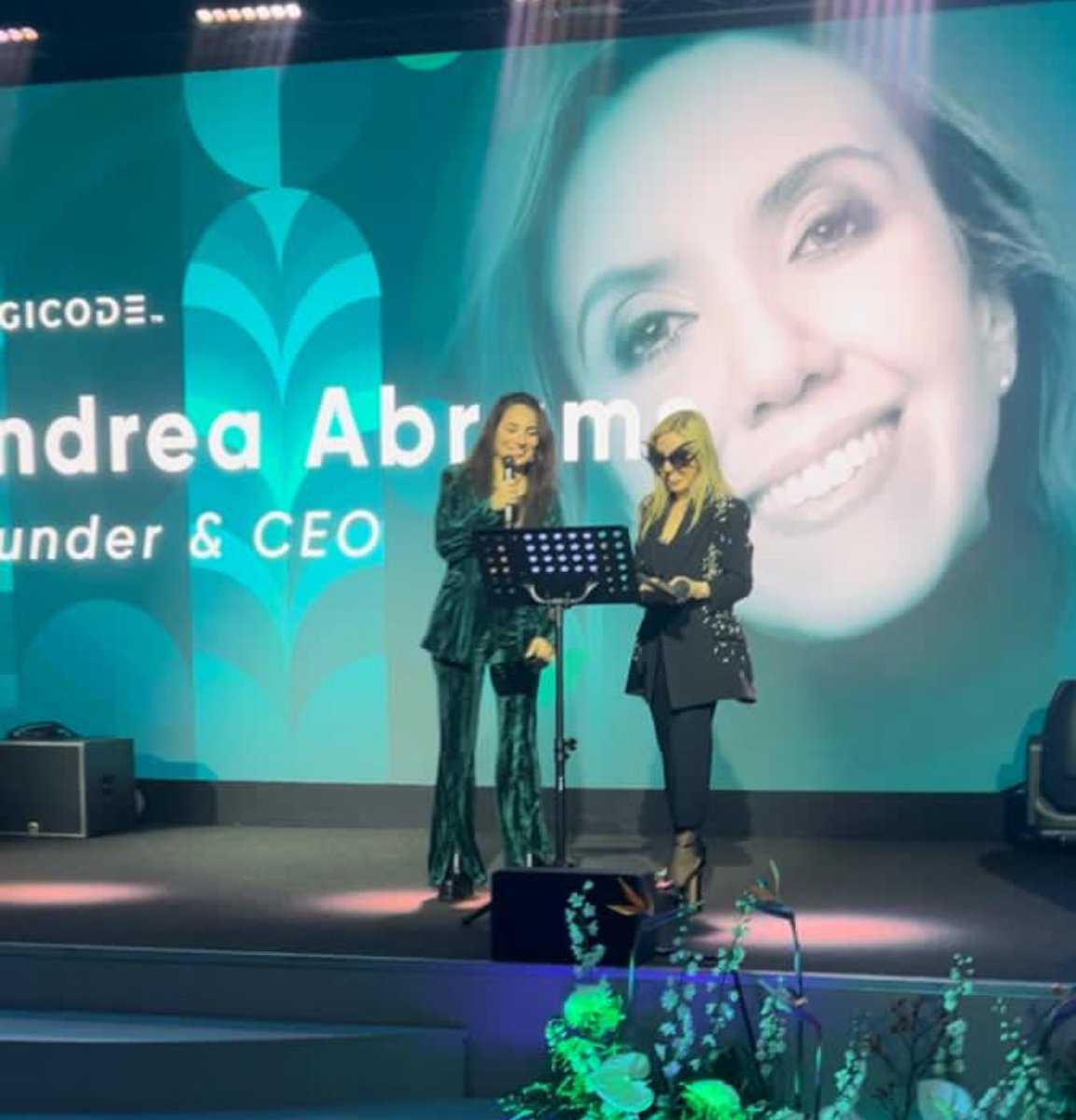 phygicode's tweet image. During the incredible @worldofwomennft Paris Gala @AbramsGlobal presented the Imaginative Art Award and we got to celebrate our Head of Mktg and Phygital Product @edalouparis who was nominated for the Community Builder Award 🙌