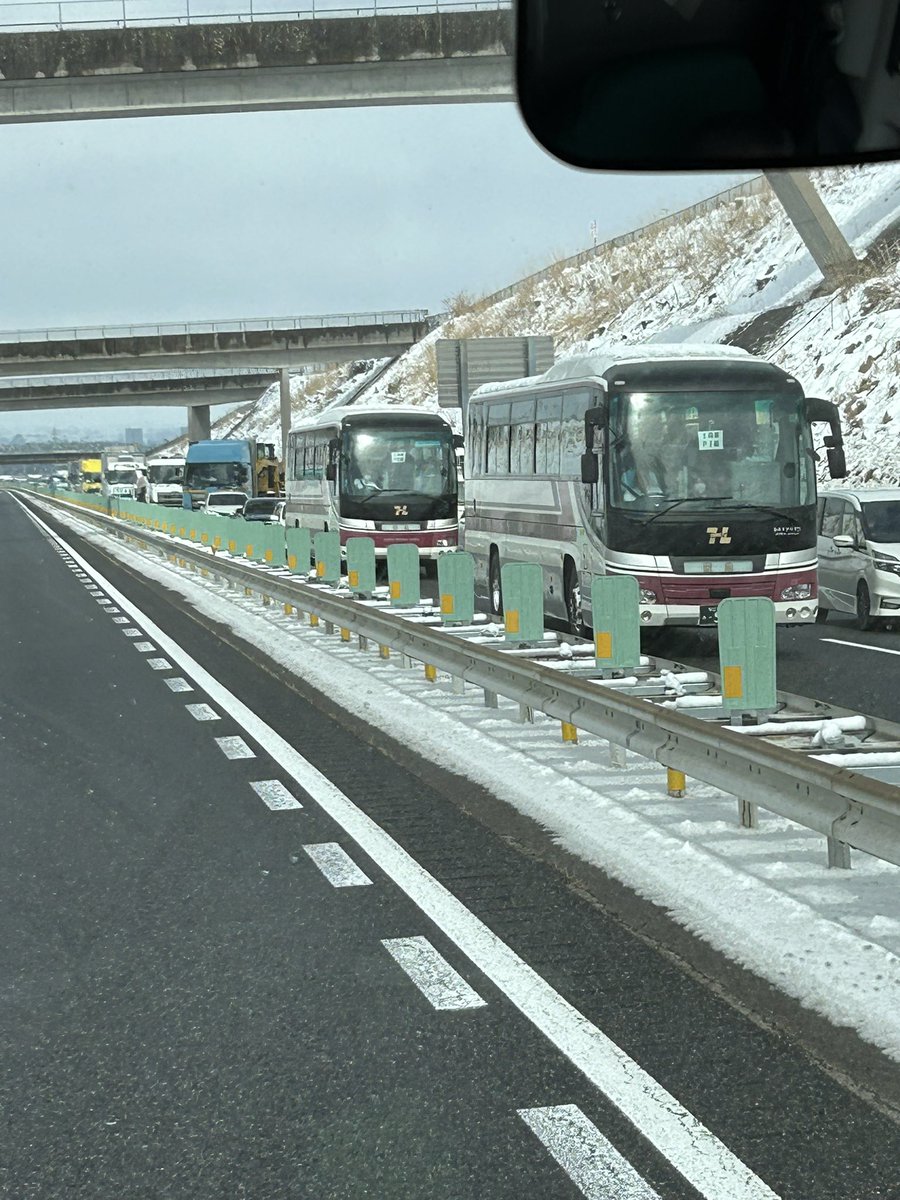 一段と雪が降る深くなってきてる☃️ そして反対車線がすごく渋滞💦💦