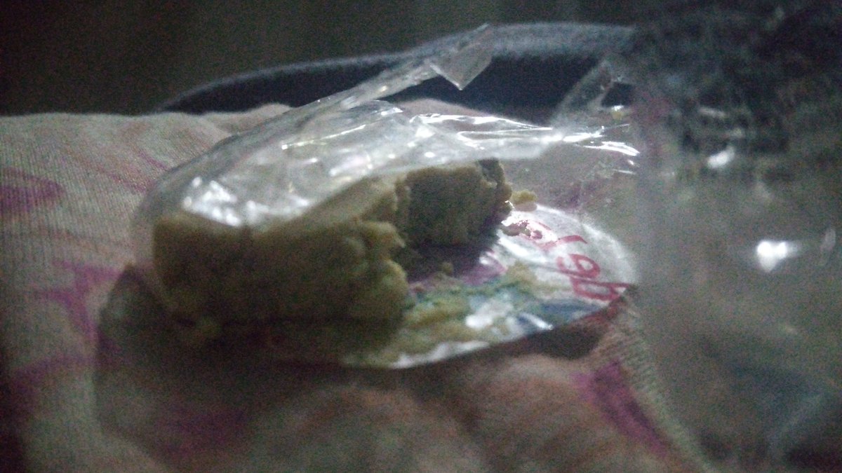 RubyMHP's tweet image. Banda no mamen, andaba hace unos minutos en la calle con mis amigos y de la nada un vato se me acerco y me dijo "oye, no quieres mi medio mazapán de 2 pesos? Es que se me hizo muy dulce" y pos lo agarre XD
Me lo como?