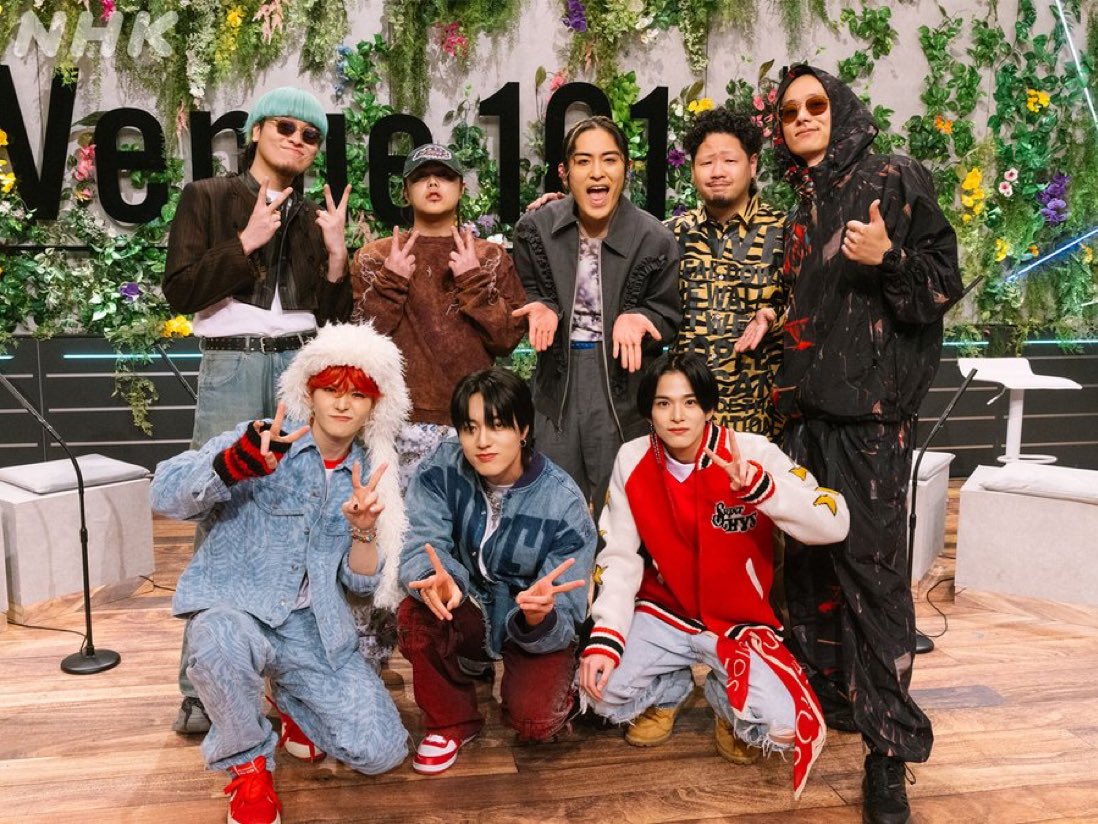 Captured a bold snapshot right before hitting the stage, alongside my TREASURE members . Noticed quite a few of us vibing to Kroi quite a bit lately. During the broadcast, I got the chance to share just what makes Kroi so captivating.