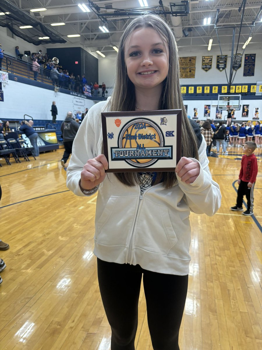 Congratulations to Elin Logue for being named to the 32nd District All Tournament Team!