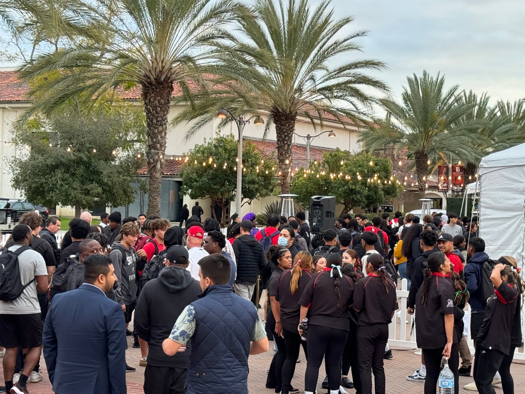 DrJoniLBC's tweet photo. #TeamD9 was able to participate in Long Beach City College’s State of the College event!
For District 9 we have the LBCC Higher Education Center offering higher education and affordable housing opportunities closer to home. https://t.co/JyKM0EXpBS