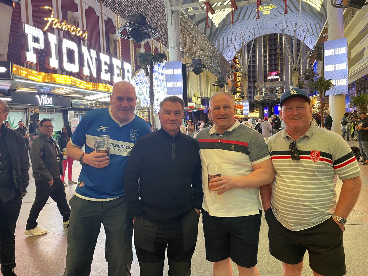 burlakm's tweet photo. ⁦@hullkrofficial⁩ ⁦@HullDockers1880⁩ 
Just 3 Robins fans thanking Nick Politis for sending us SKD and JWH - Top fella https://t.co/JF6aM0NYXl