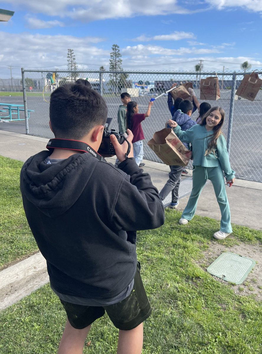 WillmoreWSD's tweet image. 📸 These budding photographers from our Graphic Design Club were busy capturing shots for our yearbook. Look out for more posts designed by this team of scholars! #dualimmersion #dualimmersionprogram @westminstersd