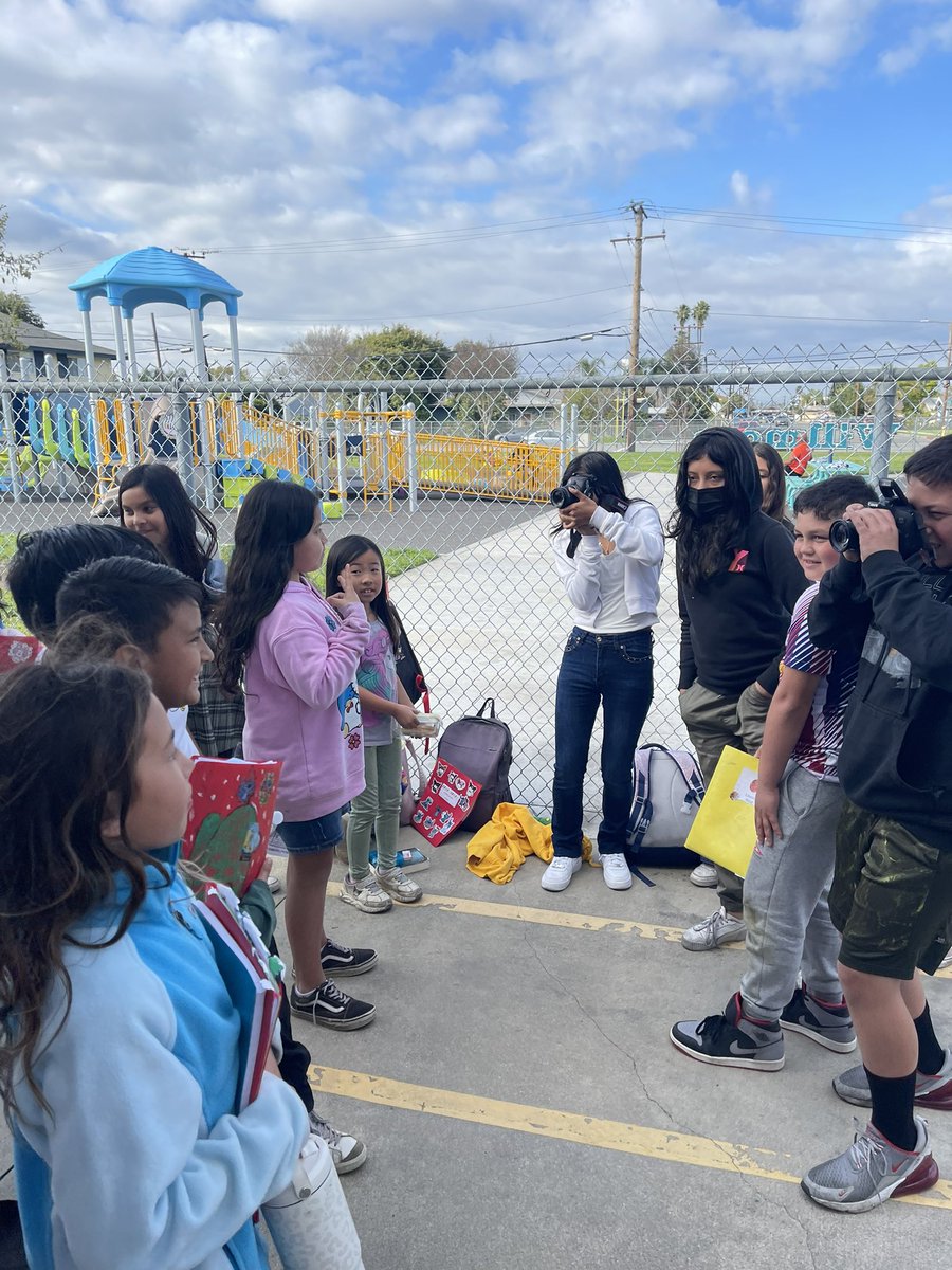 WillmoreWSD's tweet image. 📸 These budding photographers from our Graphic Design Club were busy capturing shots for our yearbook. Look out for more posts designed by this team of scholars! #dualimmersion #dualimmersionprogram @westminstersd