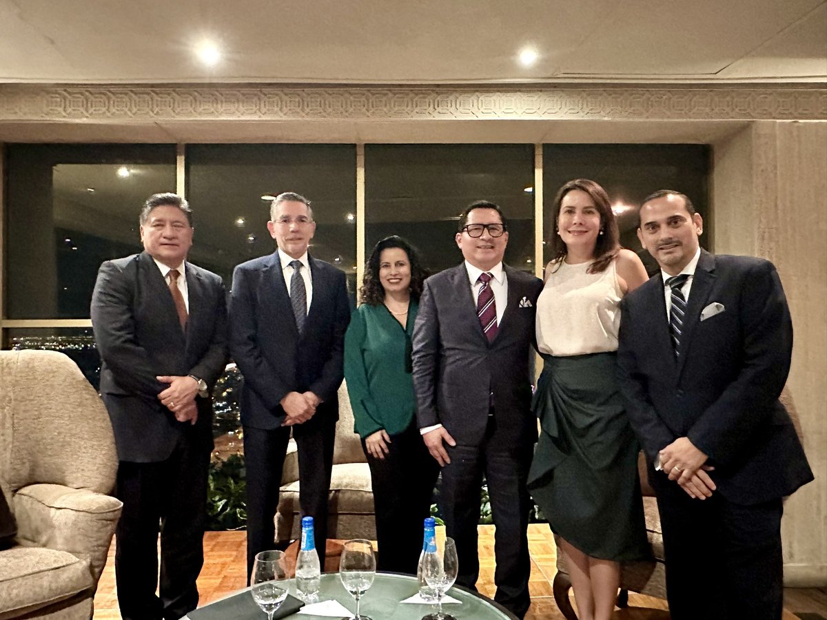 vmaino's tweet photo. En la Conferencia de alto nivel “Control de Legalidad sobre Laudos Arbitrales”, compartiendo los  criterios expuestos por el Pdte de la Corte del Guayas @Hugo_Manuel @CArbitrajeCCG @lacamaragye @lourdes114 @brodriguezv @daniloManosalvas https://t.co/pyP91Dl984