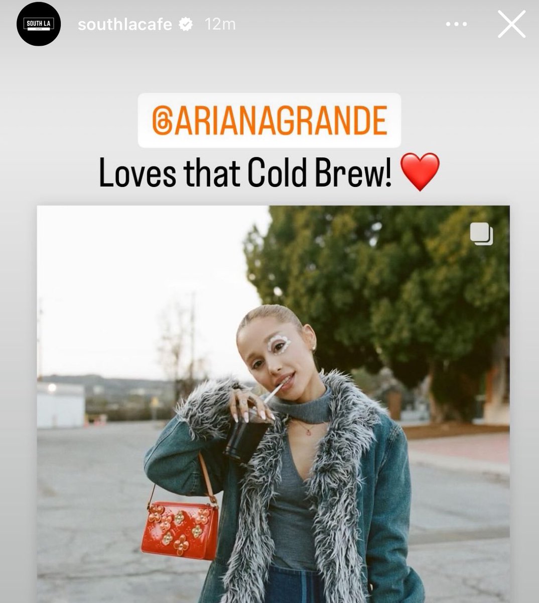 arianatorswildt's tweet photo. so happy that ariana is still supporting the same black-owned coffee shop in LA since 2020 and completely stopped drinking starbucks 🥺 https://t.co/KvC0ijeVeQ