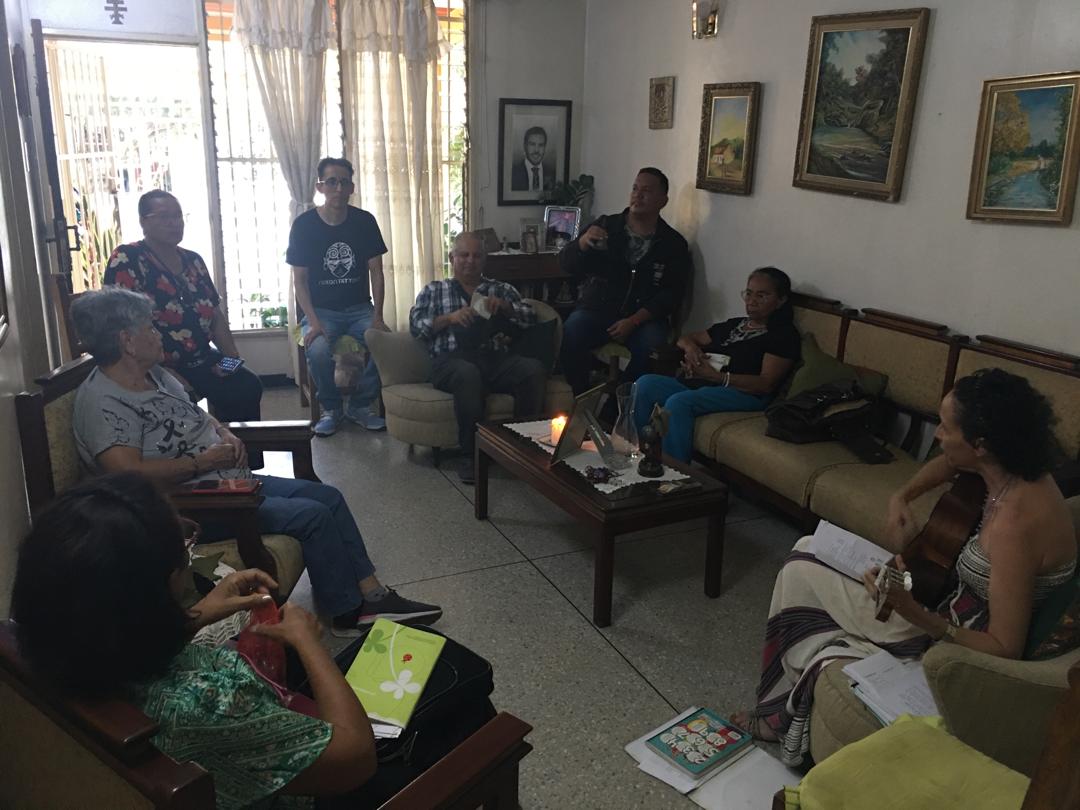 VP_Carabobo's tweet photo. #29F | El EMA Naguanagua visitó 2 hogares en la Urb. las Quintas, realizando en la primera un Café con Voluntad, en la segunda un rosario, orando por la libertad de nuestro pais, haciendo la captación de los #600KPorVzla para los Comandos. @VoluntadPopular https://t.co/1IFpZC1jG4