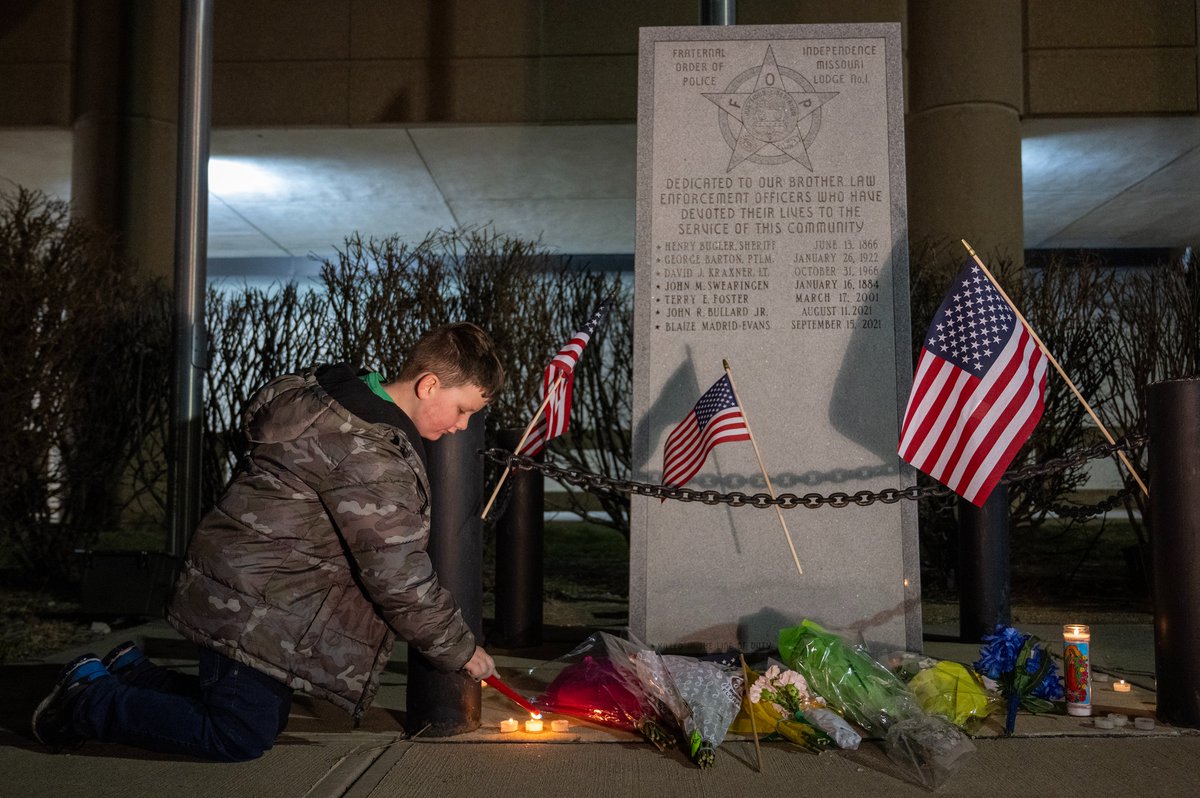 Grief grips Independence, Missouri, after three police officers and a process server shot during Independence eviction. One officer and the process server were killed. kansascity.com/news/local/cri… kansascity.com/news/local/cri…