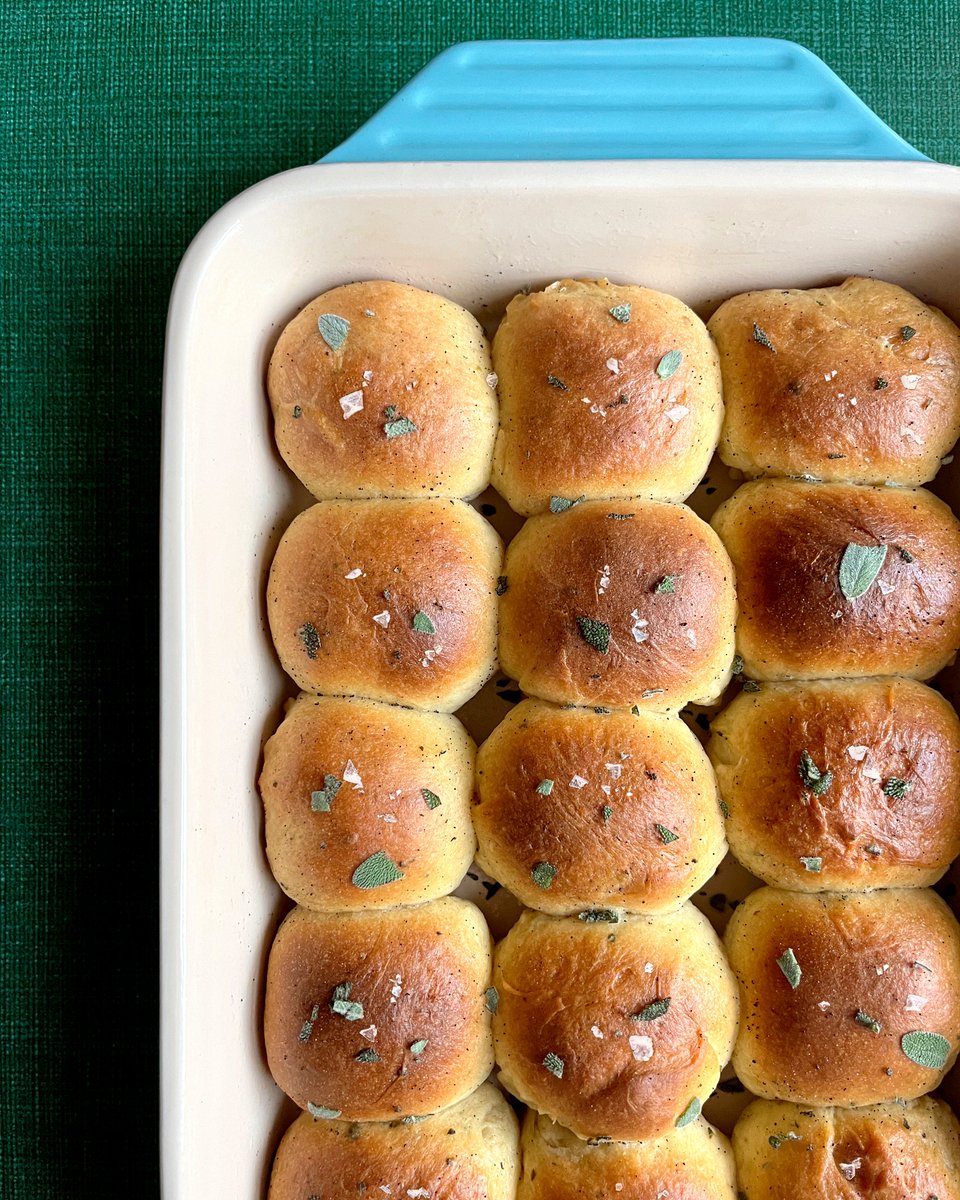 Brown butter and sage is a classic flavour profile for pasta dishes 🧈🌿 So it should come as no surprise that this combo is equally delectable when paired with another of our favourite carbs—bread!

🍞 Recipe: recipes.fikabrodbox.com/sage-brown-but…