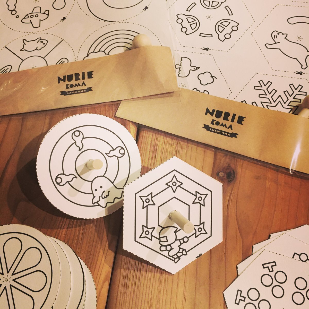 takeshitsuboi's tweet image. 浜田市世界こども美術館さまミュージアムショップに、人気のぬり絵コマキットなど追加させていただきました！
好きな色にぬってクルクルしてあそぼう〜✏️🌀
#コマ
#独楽
#spinningtop
#視覚玩具 #opticaltoy #おもちゃインストラクター
#浜田市世界こども美術館 #世界こども美術館 #浜田市 #島根県