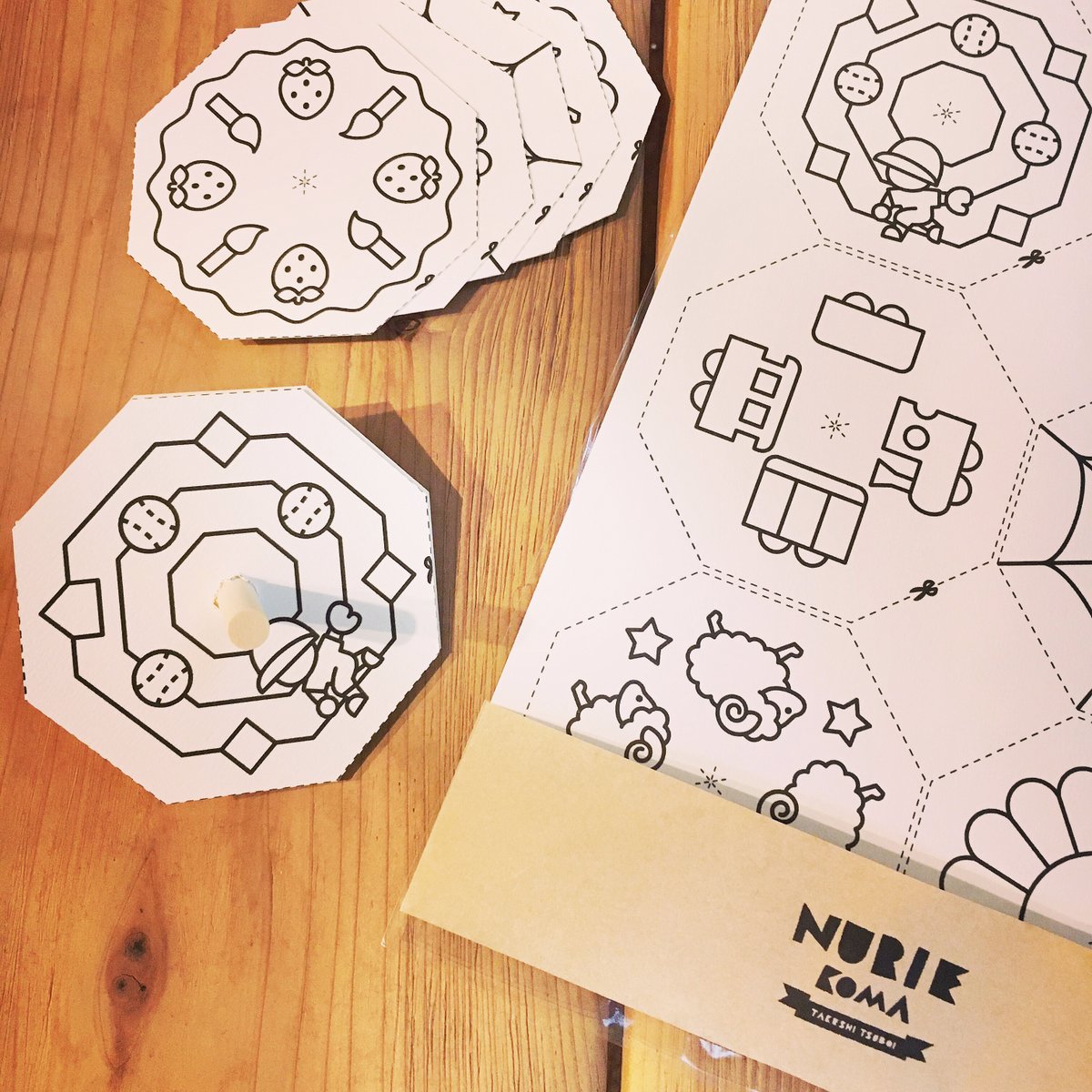 takeshitsuboi's tweet image. 浜田市世界こども美術館さまミュージアムショップに、人気のぬり絵コマキットなど追加させていただきました！
好きな色にぬってクルクルしてあそぼう〜✏️🌀
#コマ
#独楽
#spinningtop
#視覚玩具 #opticaltoy #おもちゃインストラクター
#浜田市世界こども美術館 #世界こども美術館 #浜田市 #島根県