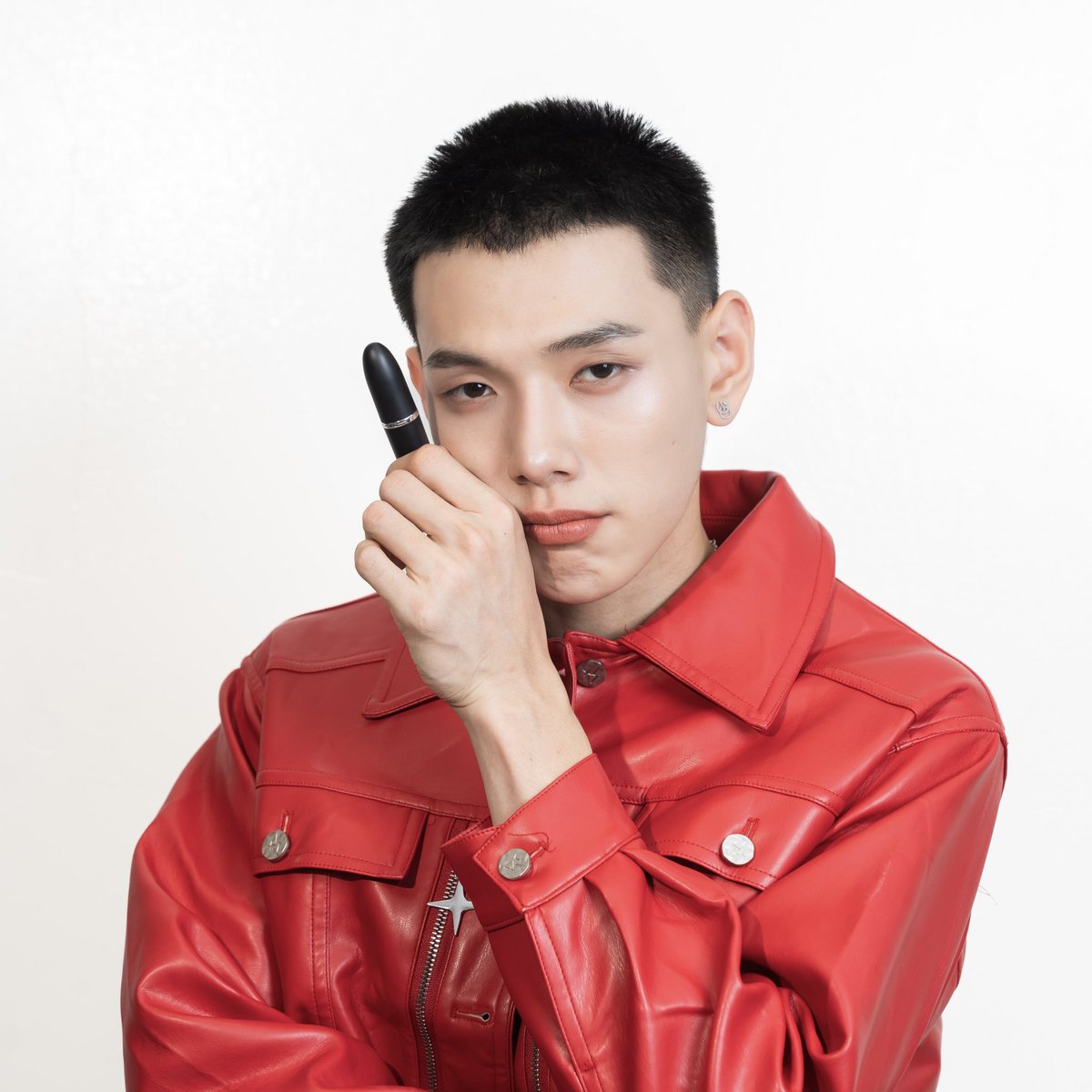 MACCosmeticsTH's tweet photo. แจกพิกัดสีลิป #ต้าห์อู๋ @oueiija 
MACximal Silky Matte - สี Mull it to the max
#MACXIMALxDAOUOFFROAD
#ปากสวยMAXแบบตะโกน 
#ไดโน่ของต้าห์อู๋ #ต้าห์อู๋หอหีบการันต์ https://t.co/OADobXkBOc