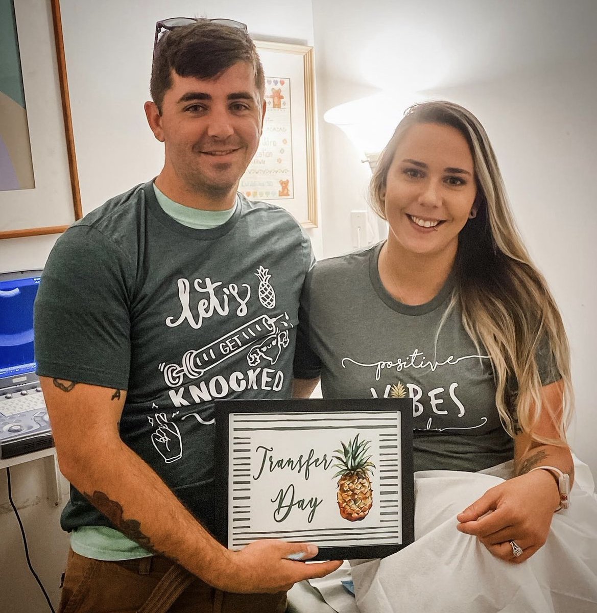 Throwback to that time Case Manager Rebekah was celebrating her own embryo transfer day with Hawaii Surrogacy Center! Her husband was such a good sport. 😂🩷