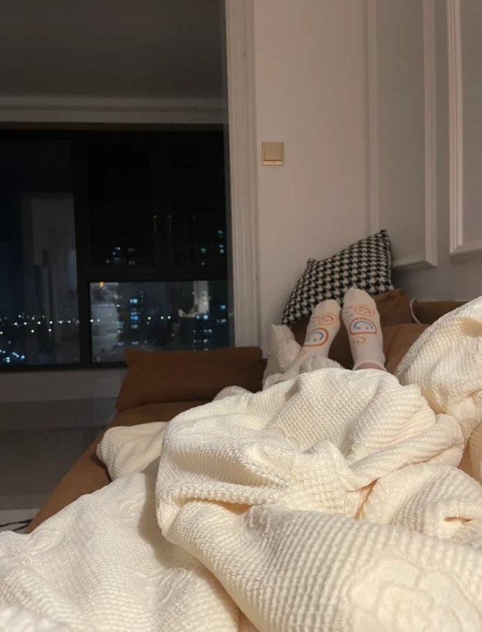 I really like the nights alone~ It's so free and quiet~