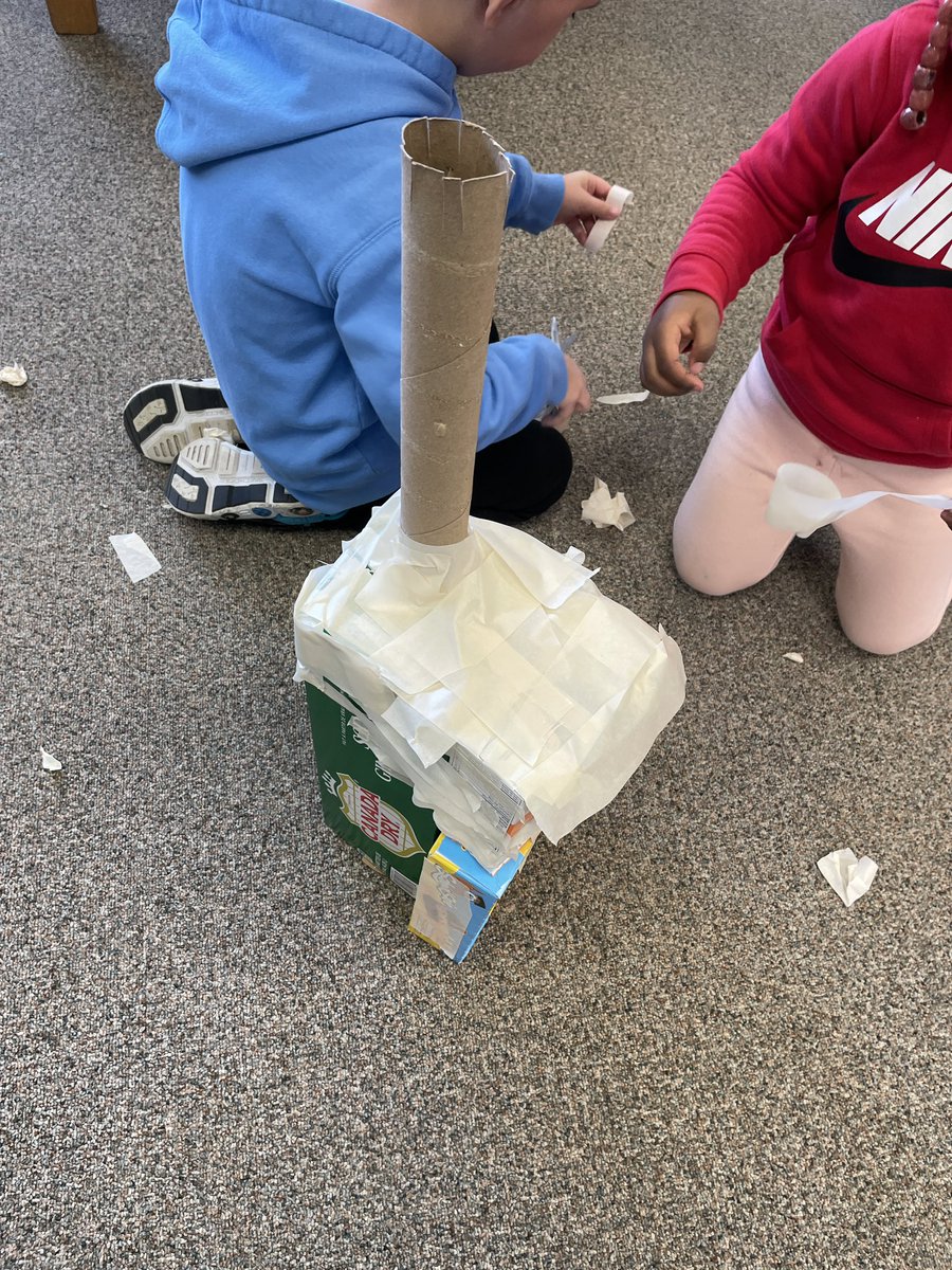 Our last build day in the #SloaneLLC with @GoldbergTeacher’s Kindergarten Engineers. How could they help Iggy’s class get off the island? Many created bridges from recyclable materials.