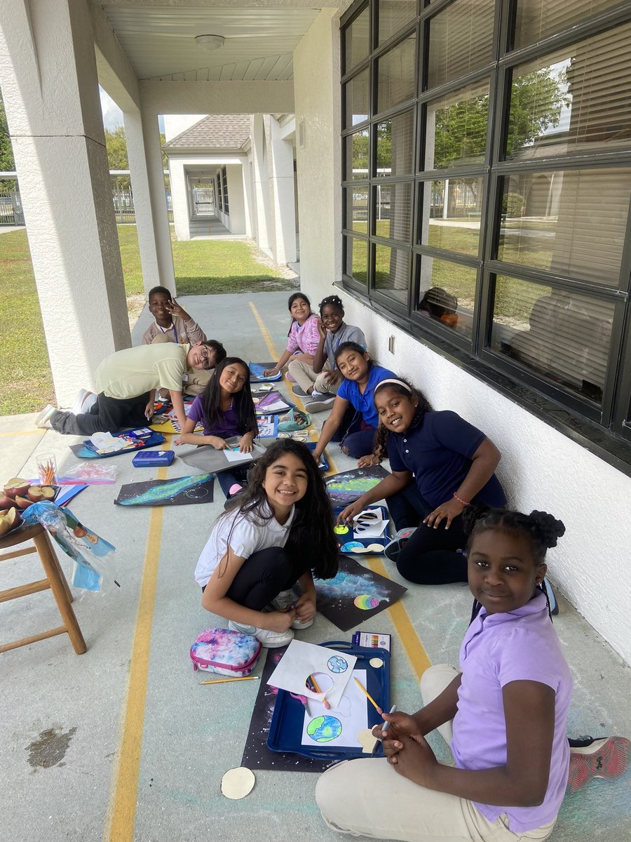 ms_stowers's tweet photo. Such a beautiful day to take art outside 😊 @GGEseagulls https://t.co/QO7pfgexJJ