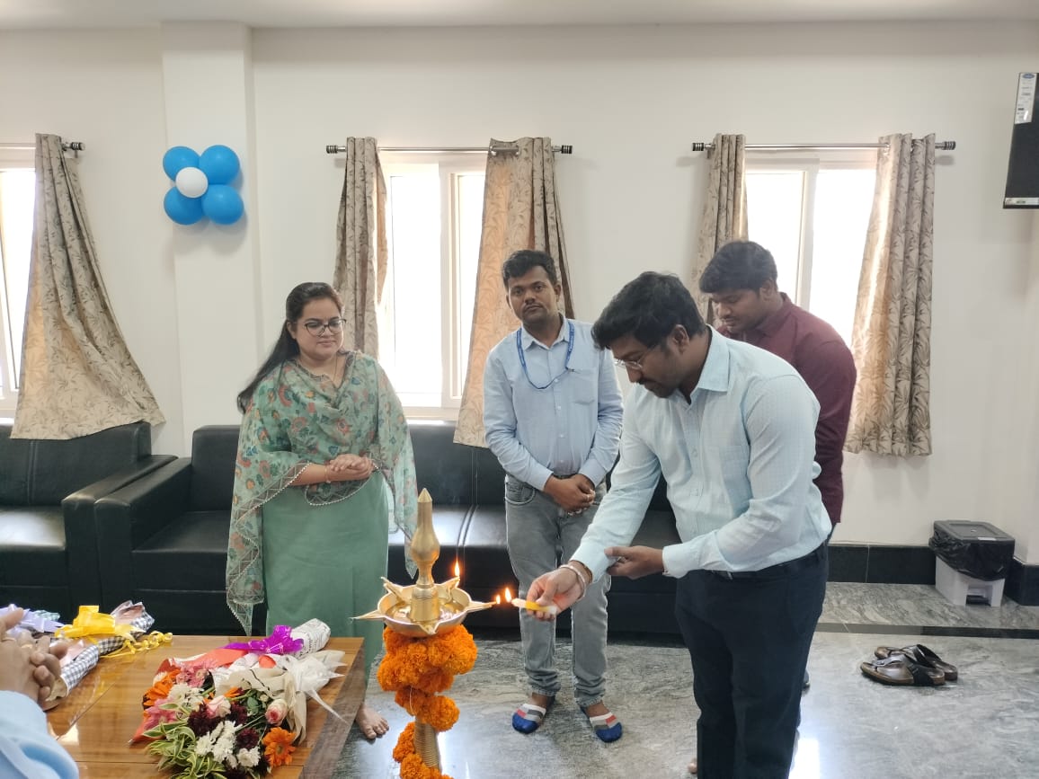 IRCTCofficial's tweet image. First Phase of Retiring Rooms(6 Rooms) at Hospet Railway station has been opened for the passengers in the presence of senior Railway and IRCTC officials. The facility shall provide comfort and convenience of the travelling passengers.