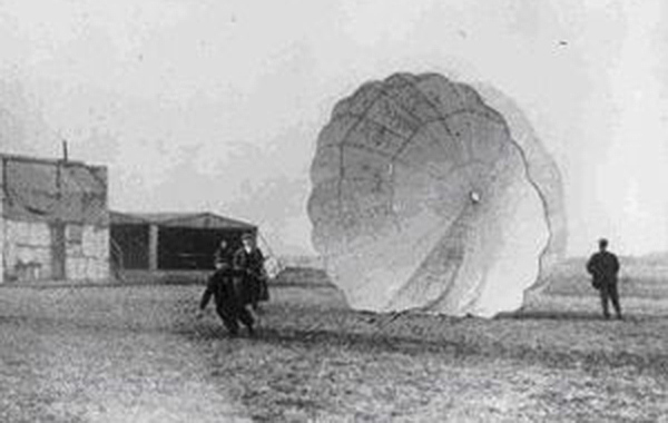 #TalDíaComoHoy hace 112 años (1/3/1912), el capitán Albert Berry se convertía en la primera persona en saltar en paracaídas desde un avión a una altura de 800 m, en las proximidades de los cuarteles militares de Jefferson, al sur de San Luis.