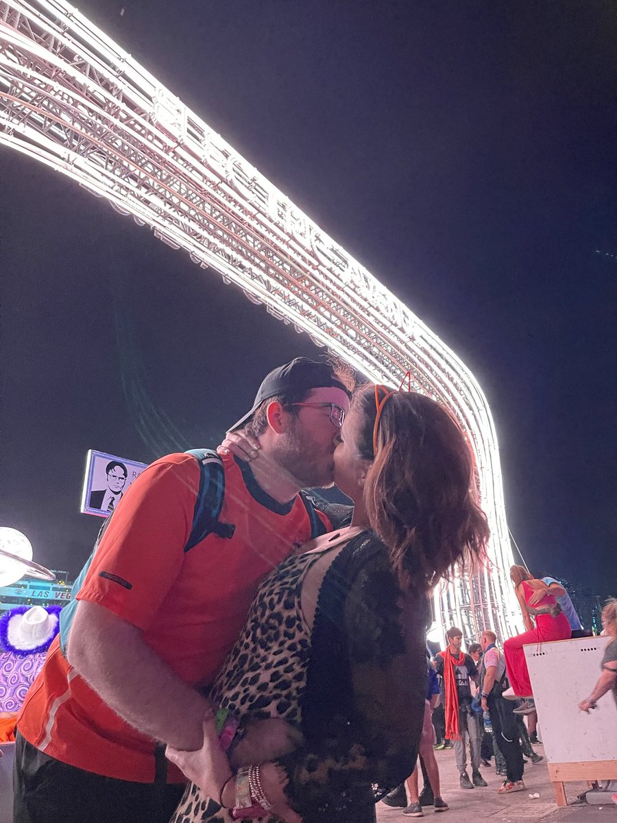 Ready to kiss 💋 my boo thang at EDCLV24 🥹
Throwback to 2021
@PasqualeRotella  @EDC_LasVegas  @insomniacevents 

#EDCLV2024   

(OMG DID WE JUST HEAR @johnsummit ?!?!?) 

#Circuitgrounds 😍

Show us your kisses under the electric sky!!! 🌌