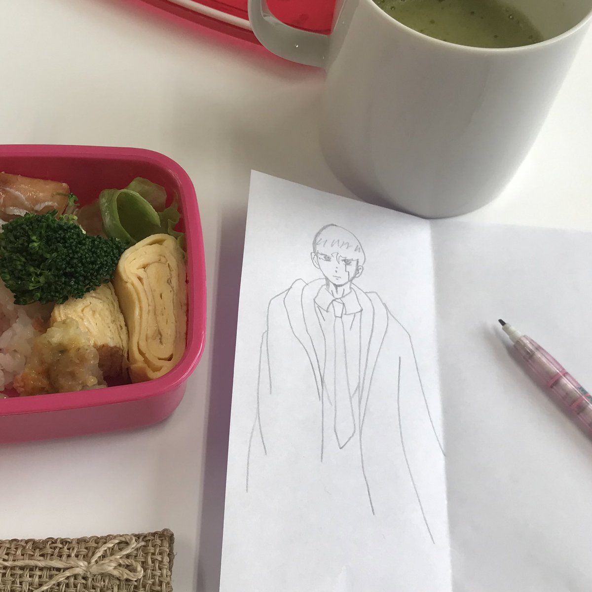 年長さんの間で、私がキャラクターを描いてくれる先生との噂が広まっている…
模写専門の私は、スマホを見られる休憩時間に依頼をこなす。
#マッシュル を描いてと折り紙を渡され、マッシュル…？聞いたことない。ハム太郎みたいなイメージで安請け合いし検索するとなかなかのお兄さんの絵が出てきた。