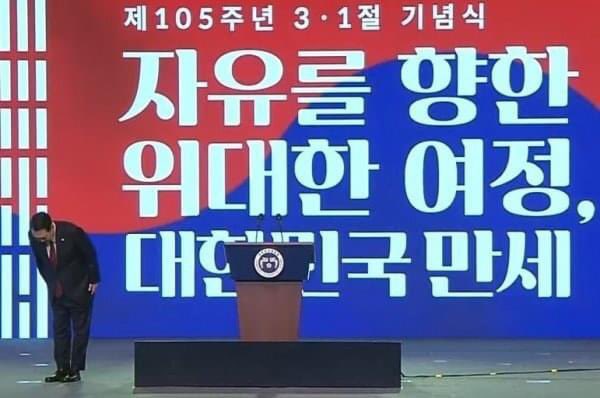 숨겼다고 하기엔 너무 티나지 않나? #세로드립