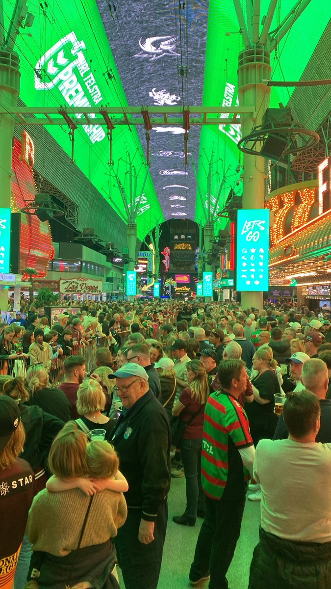 HighlanderSix's tweet image. ⁦@GeoffParkes9⁩ The league boys know how to draw a crowd- this is Downtown Fremont St in Vegas for the league promotion evening