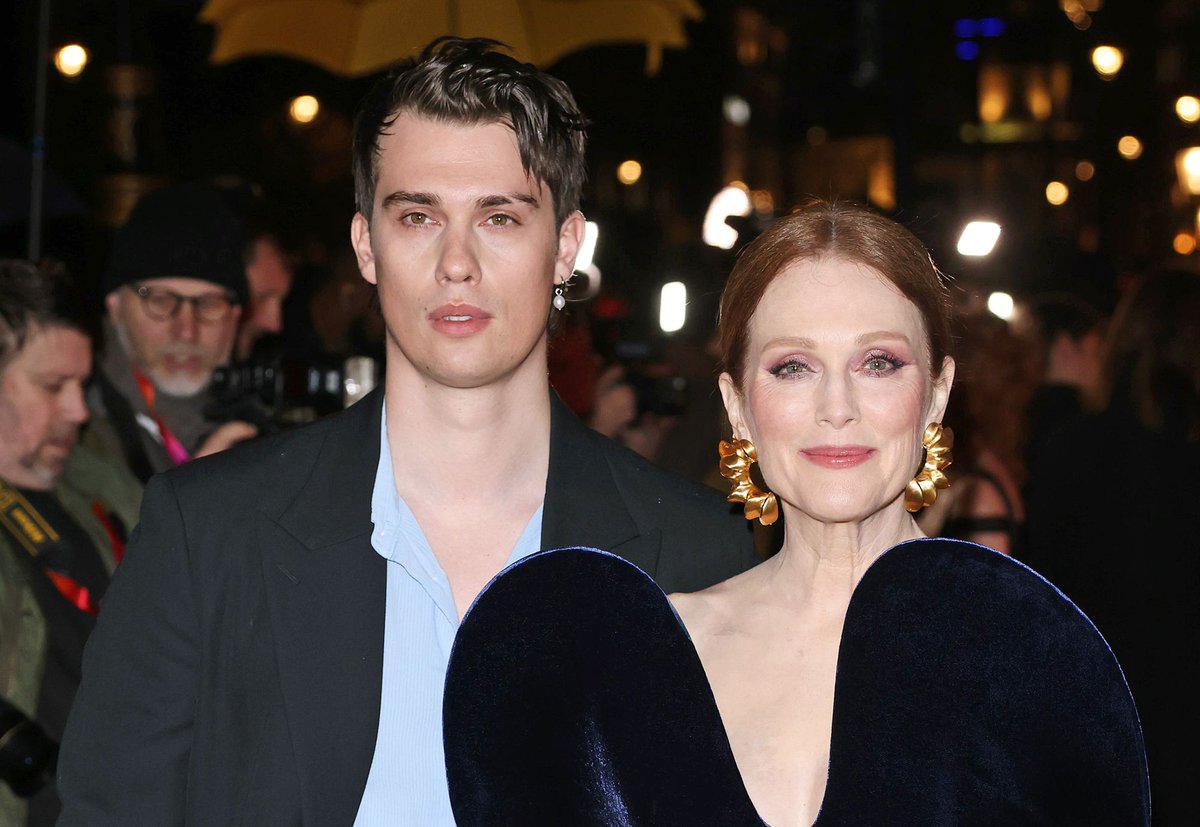 _NickGalitzine's tweet photo. 📸 Photos of @nickgalitzine attending the UK Premiere of #MaryandGeorge last night. #NicholasGalitzine #MaryandGeorge 

🔗 https://t.co/swLB5T30jw https://t.co/QKv0FIy3ki