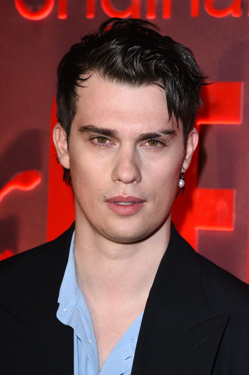 _NickGalitzine's tweet photo. 📸 Photos of @nickgalitzine attending the UK Premiere of #MaryandGeorge last night. #NicholasGalitzine #MaryandGeorge 

🔗 https://t.co/swLB5T30jw https://t.co/QKv0FIy3ki