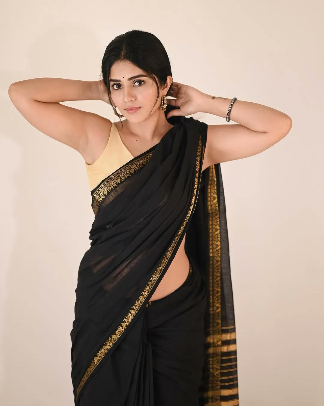 GHje_iyaAAAW45Z?format=jpg&name=large