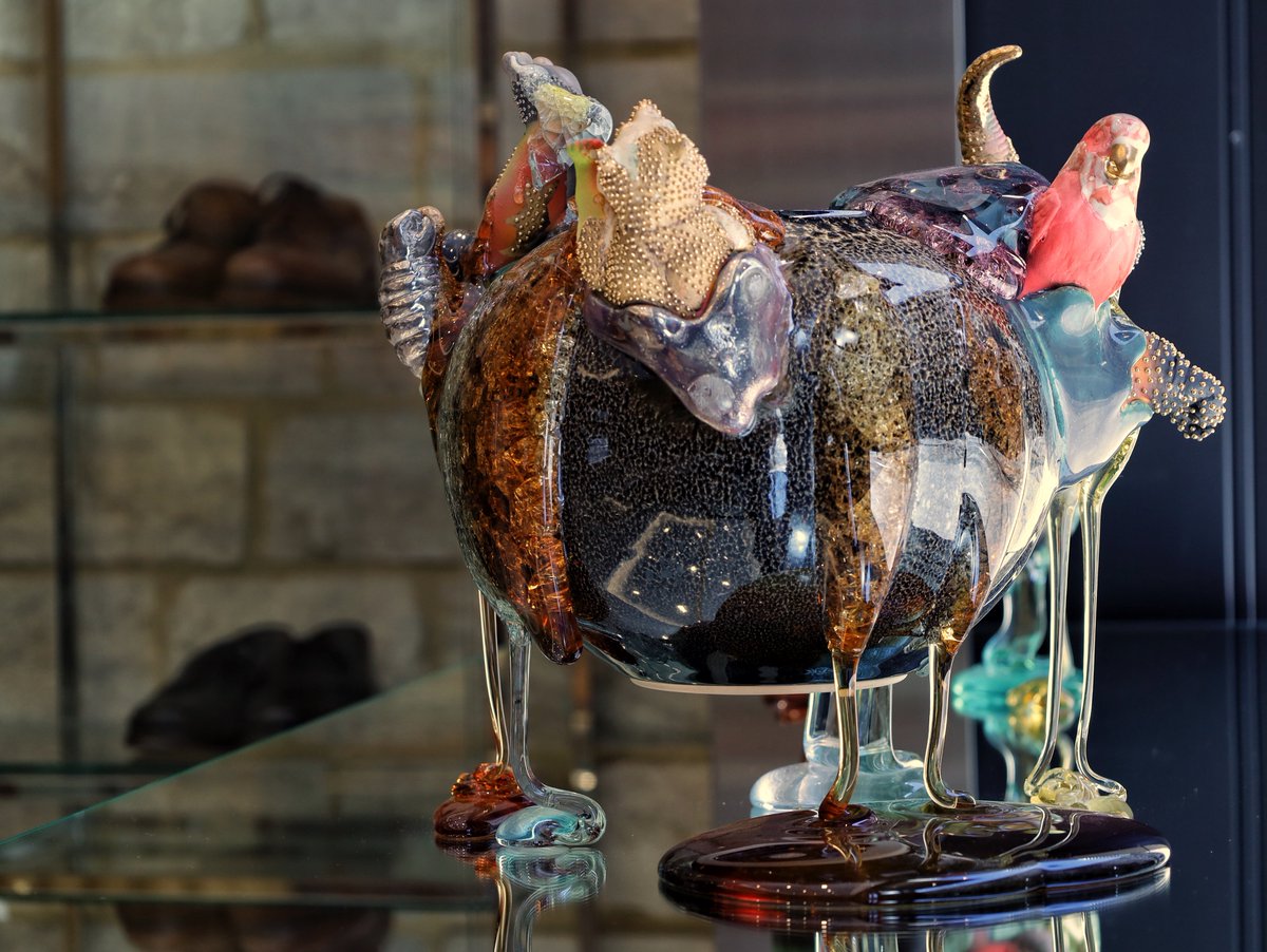 thelakotahouse's tweet image. 本日より「有楽町ウィンドウギャラリー」が開始ということで、陶芸家の篠崎裕美子氏の作品をラコタハウス丸の内店に展示中。

カラフルで迫力のある作品です。お立ち寄りの際は是非ともご覧ください。

windowgallery.studio.site/ywg2024/artist…