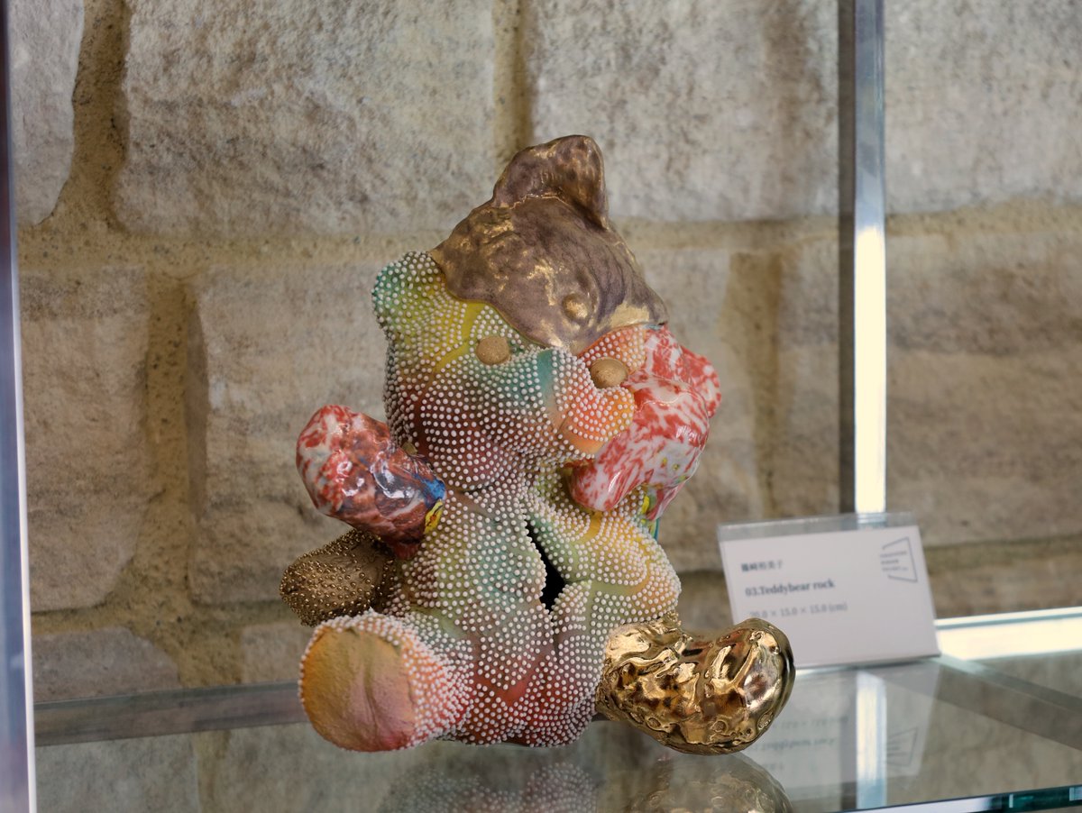 thelakotahouse's tweet image. 本日より「有楽町ウィンドウギャラリー」が開始ということで、陶芸家の篠崎裕美子氏の作品をラコタハウス丸の内店に展示中。

カラフルで迫力のある作品です。お立ち寄りの際は是非ともご覧ください。

windowgallery.studio.site/ywg2024/artist…