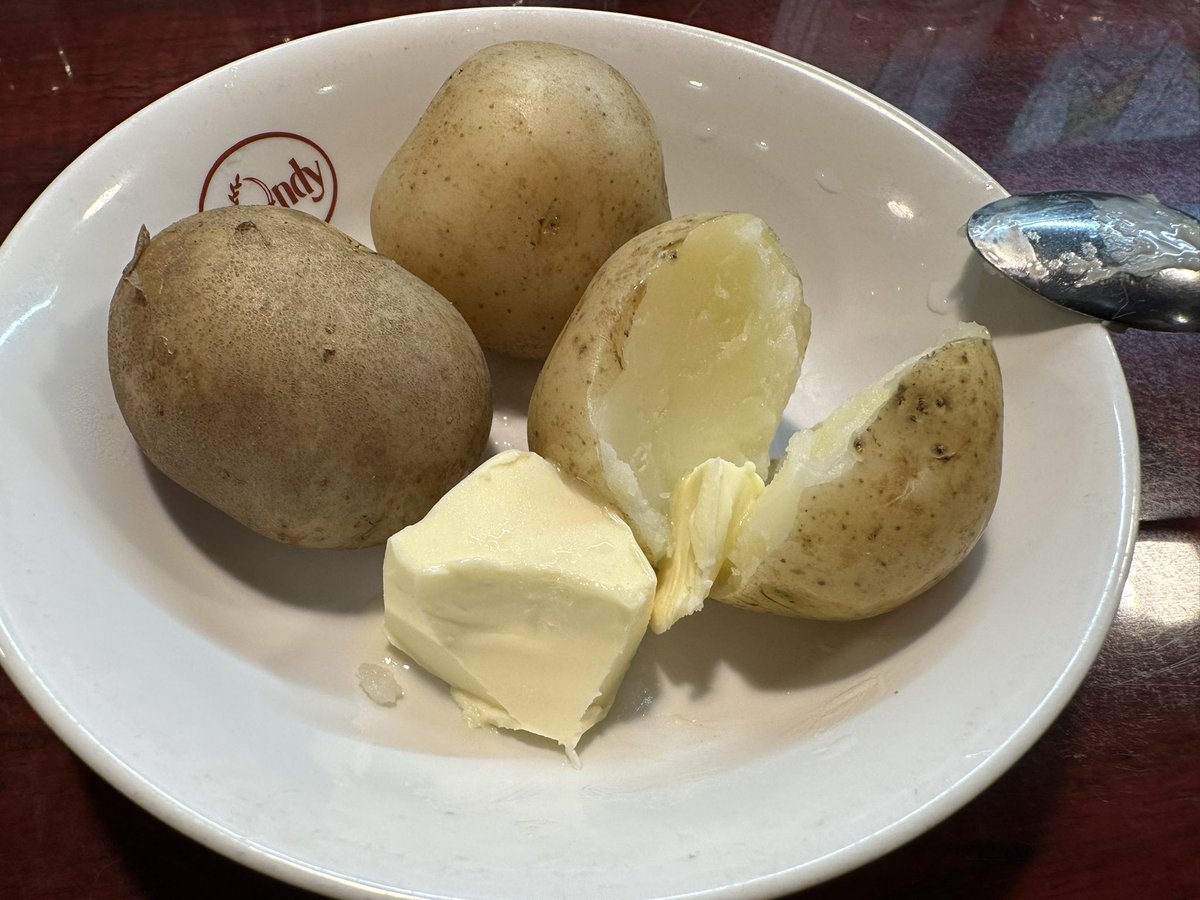 帰国二日目…訪れしはカレーの聖地・神保町に君臨せし『ボンディ』その本店の…ビーフカレー…!!
一口食べれば押し寄せる!圧倒的芳香!圧倒的味覚!未だ夢から覚めやらぬ肉体に…蘇る大和魂…!
これは最早必然…!全日本人は誰しもがカレーを愛する様…神に…そう作られているのだから…!🥰 