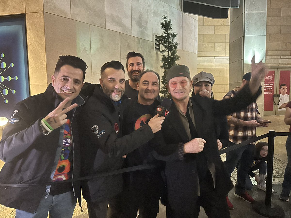 Bono con parte del equipo de #VertigoRadio celebrando el próximo programa 700 a la entrada de ZooStation en el Venetian de Las Vegas #U2UVSphere #VR700 #U2