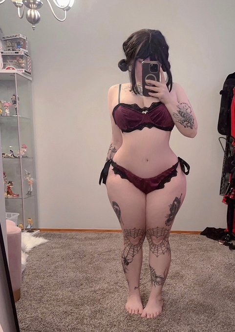 I wanna get my stomach tattooed sooo bad but I&rsquo;m so indecisive about it https://t.co/5jttUFaV9t