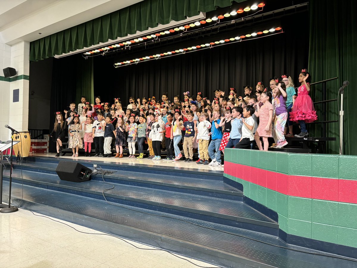 So proud of my #greenbrier25 gators! Our 1st and 2nd grade Disney concert was a success!! 👏🏻 🎶 #d25itspersonal